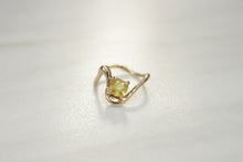 Cargar imagen en el visor de la galería, Anillo onda con piedra