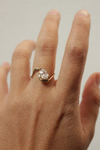 Cargar imagen en el visor de la galería, Anillo onda con piedra