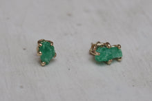 Cargar imagen en el visor de la galería, Aretes esmeralda en bruto grandes