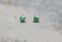 Cargar imagen en el visor de la galería, Aretes Esmeralda en bruto mini