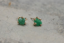 Cargar imagen en el visor de la galería, Aretes esmeralda en bruto medianas