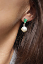 Cargar imagen en el visor de la galería, Aretes Dúo esmeralda en bruto y perla