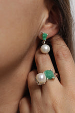 Cargar imagen en el visor de la galería, Aretes Dúo esmeralda en bruto y perla