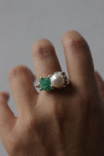 Cargar imagen en el visor de la galería, Anillo Dúo esmeralda en bruto y perla
