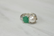 Cargar imagen en el visor de la galería, Anillo Dúo esmeralda en bruto y perla