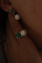 Cargar imagen en el visor de la galería, Anillo Dúo esmeralda en bruto y perla