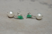 Cargar imagen en el visor de la galería, Aretes Dúo esmeralda en bruto y perla