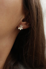 Cargar imagen en el visor de la galería, aretes flor loves me, loves me not