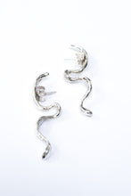 Cargar imagen en el visor de la galería, Aretes Ribbon
