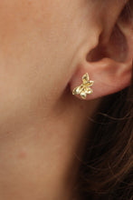 Cargar imagen en el visor de la galería, aretes flor loves me, loves me not
