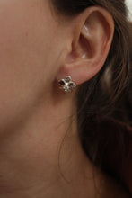 Cargar imagen en el visor de la galería, Aretes orquídea
