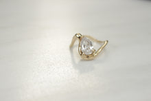 Cargar imagen en el visor de la galería, Anillo onda con piedra
