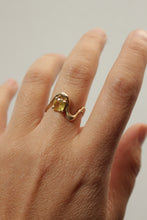 Cargar imagen en el visor de la galería, Anillo onda con piedra
